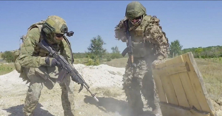 Viện Nghiên cứu chiến tranh Mỹ (ISW) cũng lưu ý một chi tiết: Quân Nga được trang bị vũ khí tối tân, thường mặc trang phục chống ảnh nhiệt. Hơn nữa, trong cuộc tấn công, quân Nga đã sử dụng một chiến thuật khôn ngoan. Đó là triển khai một hoặc hai đơn vị thứ yếu, nhằm đánh lạc hướng AFU, để mũi tiến công chủ yếu tiến công thuận lợi. Chiến thuật này tuy đơn giản nhưng lại tỏ ra khá hiệu quả trên chiến trường.