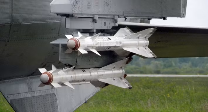 Việc Nga sử dụng tên lửa R-60 gắn trên UAV Gerans không phải là phát minh gì quá mới, mà tiền lệ đã được quan sát thấy từ trước đây trong nhiều cuộc xung đột vũ trang, đặc biệt là ở khu vực Trung Đông. Đã có một trường hợp nổi tiếng là một trực thăng Mi-24 của Syria, đã bắn hạ một máy bay ném bom F-4 Phantom của Israel, bằng loại tên lửa R-60 vào năm 1982.