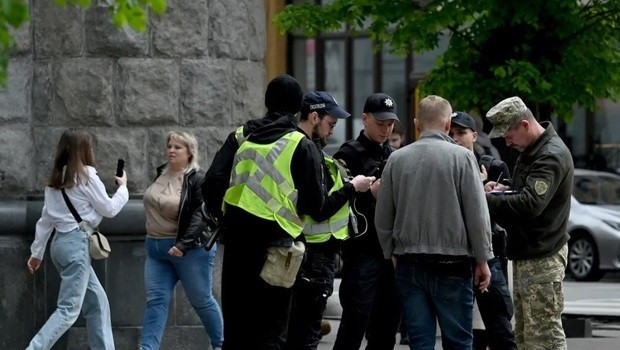 Chúng ta đều đổ lỗi cho người Nga, nhưng ảnh hưởng của họ không lớn như mọi người vẫn nghĩ. Tất cả đều xuất phát từ đây, đôi khi là cố ý, do tham vọng của một số người; thậm chí đôi khi là thiếu suy nghĩ. Chúng ta đã tự phá hủy sự huy động của chính mình. Cho dù ai nói gì đi nữa, điều đó cũng không đúng; tướng Budanov chỉ ra điều đó.