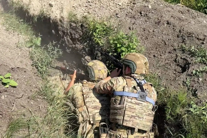 Thay vào đó, quân Nga tổ chức bất ngờ vượt sông và đột phá thẳng vào các vị trí phòng thủ mà không có hỏa lực bắn phá chuẩn bị, khiến quân Ukraine bất ngờ. Chiến thuật này đã giúp quân Nga chiếm được Zarichne, buộc quân Ukraine tháo chạy. Hiện quân Nga đang truy quét tàn quân Ukraine còn sót lại trong làng.