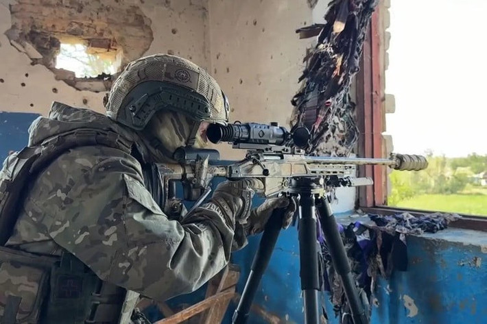 Các lực lượng Nga hiện đang tham gia cuộc tấn công vào Pokrovsk bao gồm Lữ đoàn Bộ binh Hải quân Cận vệ 336 thuộc Hạm đội Baltic, Lữ đoàn Bộ binh Hải quân Cận vệ 61 thuộc Hạm đội Phương Bắc, Lữ đoàn Bộ binh Hải quân Cận vệ 155 và 40 thuộc Hạm đội Thái Bình Dương, và Lữ đoàn Bộ binh Hải quân Cận vệ 77 thuộc Hạm đội Caspi.