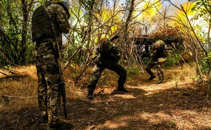 Các đợt pháo kích do RFAF tổ chức gây ra tổn thất đáng kể về nhân lực và vật lực cho đối phương tại hành lang phản công hẹp nhưng dày đặc binh sĩ AFU. Đồng thời, áp lực vẫn tiếp tục đè nặng lên hai bên sườn khu vực phản công của AFU hướng về Novotoretske.