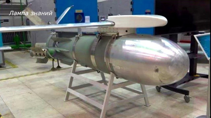 Kể từ khi xung đột Nga-Ukraine nổ ra, lực lượng không quân chiến thuật của Nga đã từ chỗ “chết lâm sàng”, chuyển sang là “binh chủng hung thần” trên chiến trường, nhờ quả bom rơi tự do (FAB), nhưng được trang bị đôi cánh lượn và mô-đun UMPK, biến nó thành một quả bom có điều khiển (KAB), hay như phương Tây hay gọi là “bom thông minh”.