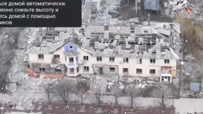 Trong khi đó trang Military Review đưa tin, RFAF đang tiếp tục truy quét quân Ukraine ở khu vực Myrnohrad, nơi một nhóm lớn quân Ukraine đang bị mắc kẹt. Dưới làn đạn pháo và UAV FPV săn lùng của Nga, binh lính Ukraine đang cố gắng tháo chạy, mà không hề biết rằng, rằng toàn bộ quá trình rút chạy của họ, đang được UAV trinh sát của Nga ghi hình.