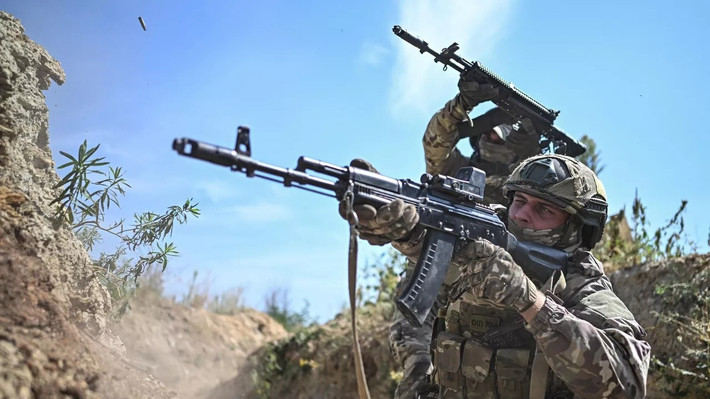 Ở phía bắc Ukraine, Tập đoàn quân số 8 của Nga đang mở một cuộc tấn công lớn về phía tây nam thành phố Druzhkivka, trong khi Quân đoàn số 11, thuộc Cụm quân phía Bắc RFAF tiếp tục tấn công vào lực lượng Ukraine còn lại ở thành phố Volchansk thuộc tỉnh Kharkov. Tập đoàn quân Cận vệ số 1 của Nga thuộc Quân khu Moscow, đang chiến đấu giành quyền kiểm soát thành phố Kupyansk, bên bờ trái sông Oskol.