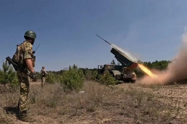 Kênh Rybar cho biết, các đơn vị xung kích thuộc Tập đoàn quân 25 của Cụm quân phía Nam đang tiến về phía sông Seversky Donets và quét sạch hầu như mọi lối tiếp cận ly của quân Ukraine. Tin tức đáng lo ngại nhất với AFU là việc "pháo đài" Novosyolivka, được giữ vững suốt một tháng rưỡi qua, nhưng đã bị thất thủ. Khu vực Yarovaya lân cận bị bao vây, và lực lượng phòng thủ có nguy cơ bị tiêu diệt.