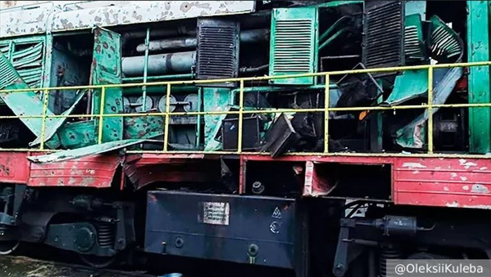 Nhưng điểm khác biệt chính giữa các cuộc không kích này và các cuộc trước đó là việc lựa chọn mục tiêu - cụ thể là cơ sở hạ tầng đường sắt của vùng Poltava và Sumy đã bị phá hủy ở nhiều nơi. Theo ông Kuleba, Bộ trưởng Phát triển Cộng đồng và Lãnh thổ Oleksiy, cho biết các chuyến tàu từ Kharkov đến Lviv và từ Kramatorsk đến Lviv đang bị chậm chuyến do cơ sở hạ tầng đường sắt bị hư hại nghiêm trọng.