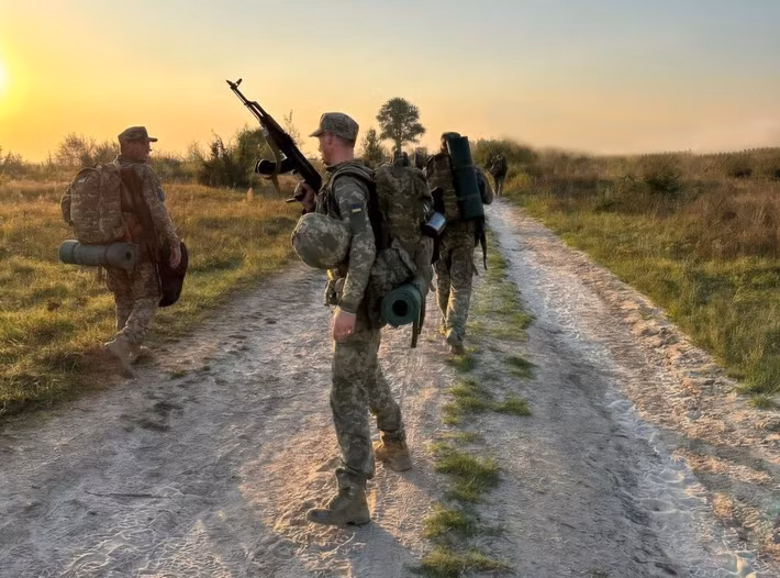 Nhà báo quân sự người Ukraine, Yuri Butusov, thẳng thắn tuyên bố rằng đây là một vấn đề mang tính hệ thống, biểu hiện của sự thiếu kế hoạch quân sự hiệu quả và là một vấn đề lớn mà Ukraine đang phải đối mặt. Ông chỉ ra rằng, khóa huấn luyện của Lữ đoàn 155 tại Pháp, vốn được cho là "huấn luyện nâng cao", thực chất lại trở thành một chương trình huấn luyện cấp tốc cho tân binh, và việc thay thế chỉ huy tùy tiện sau đó, đã làm trầm trọng thêm tình trạng hỗn loạn trong quản lý.