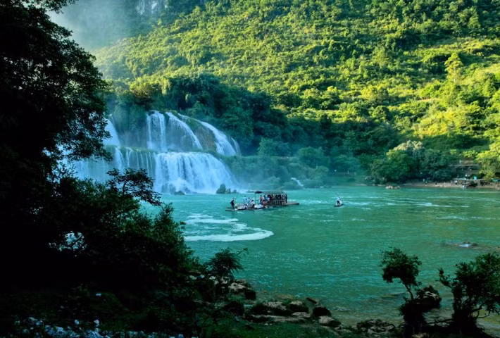 Hiện, Vườn quốc gia Pù Mát là điểm đến hấp dẫn. Đến Vườn quốc gia Pù Mát, khách tham quan có cơ hội khám phá quần thể điểm du lịch tại Môn Sơn (cây đa Cồn Chùa, đập Phà Lài, sông Giăng, khe Khặng, thác Làng Yên…); làng nghề dệt thổ cẩm; thành Trà Lân, bia Mã Nhai, hang Ông Trạng...