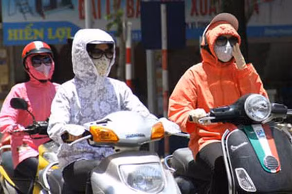 Theo Trung tâm Dự báo Khí tượng Thủy văn Quốc gia, hôm nay (23/6), tại Hà Nội, trời nắng nóng gay gắt, có nơi trên 39 độ C.