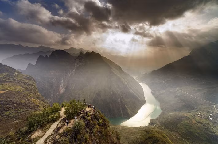 Do địa hình hiểm trở, chia cắt mạnh nên khí hậu trên Cao nguyên đá Đồng văn mang nhiều sắc thái ôn đới và chia làm 2 mùa: mùa mưa và mùa khô. Nhiệt độ trung bình năm khoảng 24-28ºC, mùa đông nhiệt độ có khi xuống tới -5ºC.
