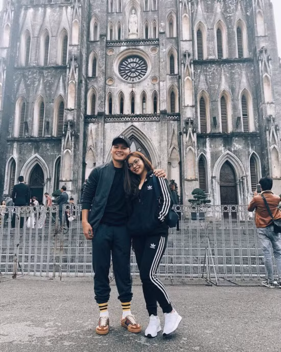Điểm qua đôi giày hàng hiệu mà Quang Hải đã đi màu nâu trầm ấm của Gucci. Thiết kế thuộc dòng G74 Original GG sneaker với giá hơn 15 triệu đồng. So với tủ giày trước kia của Quang Hải thì đôi này có thiết kế cầu kỳ và trendy hơn hẳn. Đôi giày này được chàng tiền vệ Quang Hải đi vào những dịp quan trọng như lên sóng truyền hình giao lưu hay đi chơi cùng bạn gái. Thiết kế tăng thêm độ bảnh bao và tự tin hơn cho chàng trai sinh năm 1996.