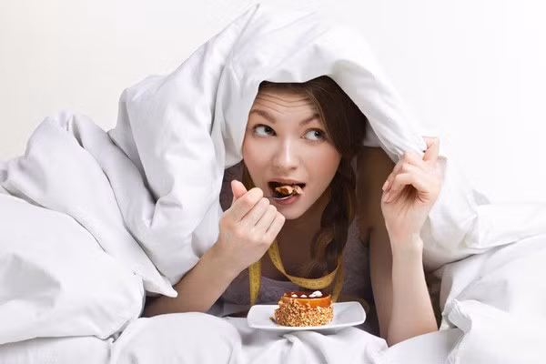 Ăn vặt trước khi đi ngủ Ăn quà vặt trước khi ngủ cũng là một thói quen xấu tác động tiêu cực đến giấc ngủ của bạn. Quá trình tiêu hóa cũng cần có thời gian, dù một muỗng kem có thể khiến bạn no và kích thích cảm giác buồn ngủ, nhưng cơ thể bên trong bạn đã bị kích hoạt rồi. Hãy lên kế hoạch ăn trước giờ ngủ 3 – 4 tiếng để bạn không cảm thấy đói vào ban đêm nữa. Việc này sẽ khiến bạn ngủ yên giấc hơn, vì các cơn đau bụng đều có khả năng xen ngang giấc ngủ của bạn.