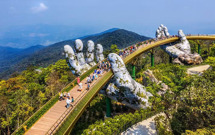 Đà Nẵng (1.285,4 km2): Đà Nẵng được xem là thành phố của du lịch, thành phố của những di tích và của những danh lam thắng cảnh. Nơi đây có những bãi tắm đẹp, khu nghỉ dưỡng sang trọng và các thắng cảnh: Ngũ Hành Sơn, Sơn Trà, Bà Nà... Cầu Vàng ở Đà Nẵng được báo Anh chọn là một trong 7 "kỳ quan mới".