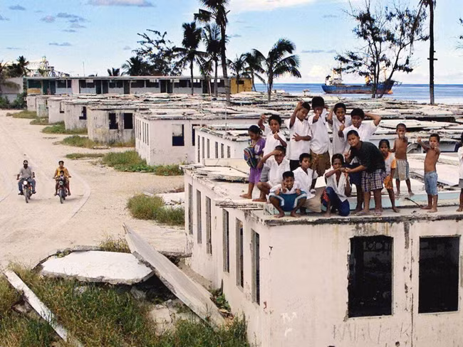 Tổng dân số của Nauru chỉ vào khoảng 11.347 người. Trước khi giành độc lập vào năm 1968, quốc đảo này chủ yếu sống bằng nghề cá và trồng trọt.
