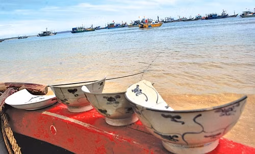 Công viên địa chất Lý Sơn cũng nổi tiếng bởi các đền, chùa, miếu mạo, các lễ hội đặc sắc. Đặc biệt, tại vùng biển Bình Châu - Lý Sơn, các nhà khoa học đã tìm thấy “nghĩa địa tàu đắm” với hàng chục con tàu đắm cổ chứa nhiều loại hình hiện vật có niên đại từ 500 - 1.000 năm.