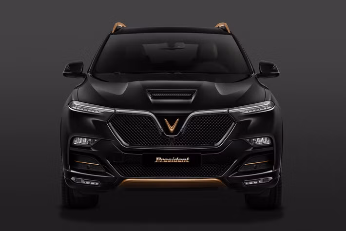 VinFast President cũng được trang bị những tính năng an toàn hàng đầu như hệ thống hỗ trợ lực phanh khẩn cấp (BA), phân bổ lực phanh điện tử (EBD), cân bằng điện tử (ESC), kiểm soát lực kéo (TCS), hỗ trợ đổ đèo (HDC), chống lật (ROM), cảnh báo điểm mù, cảnh báo lệch làn đường, hay hệ thống camera 360 quanh thân xe.