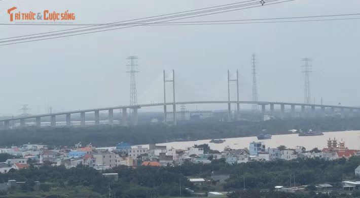 Cách cầu Phước Khánh không xa là cầu Bình Khánh (bắt qua sông Nhà Bè) trên tuyến cao tốc BL-LT đã hoàn thiện. 2 cây cầu dây văng này là những cây cầu có độ tĩnh không thông thuyền lớn nhất Việt Nam.