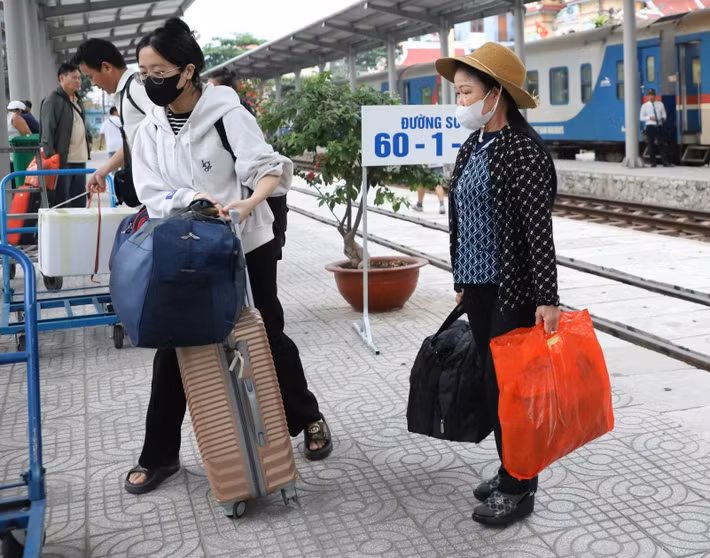 Chị Linh hành khách đi tàu cho biết, trước khi vào ga Biên Hòa, chị đã được thông báo về sự cố sà lan va chạm cầu Ghềnh, sẽ có ô tô trung chuyển. “Bất tiện chút vì hành lý, đồ đạc nặng nhưng sự cố không ai mong muốn nên cũng thông cảm”, chị Linh nói.