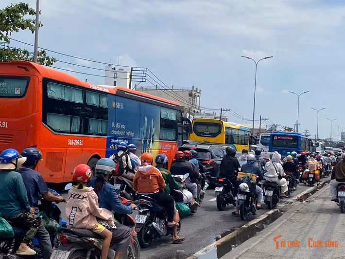 Ô tô, xe máy chen chúc di chuyển trên đường.