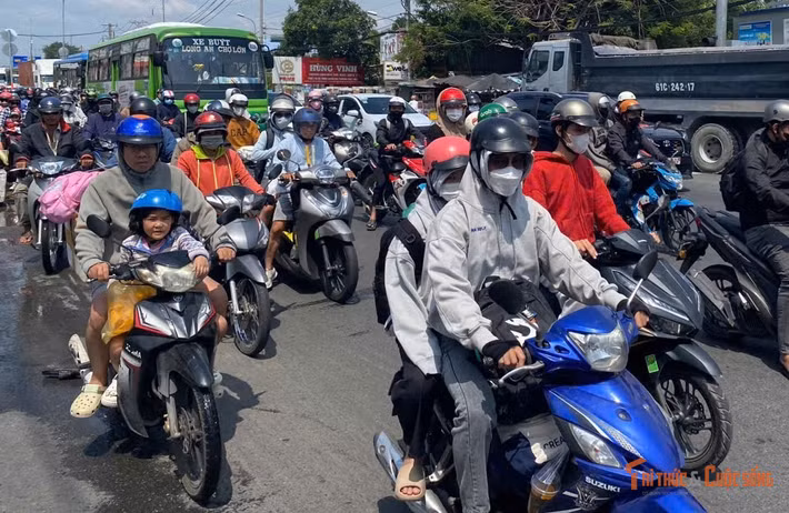 Không chỉ trẻ em mà người lớn cũng tỏ ra mệt phờ vì trải qua hành trình dài từ quê nhà trở lại TP HCM.