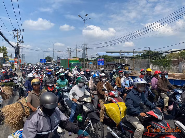 Đến 19h tối nay 3/5, các tuyến cao tốc hướng về TP HCM như: Long Thành – Dầu Giây (HLD), Trung Lương – Mỹ Thuận... vẫn còn ùn ừ kéo dài nhiều kilômet, phương tiện xếp hàng dài.