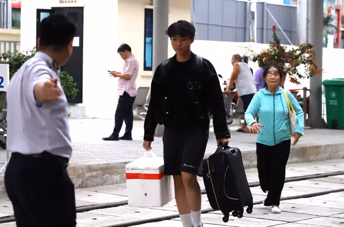 Trong chiều nay, do ảnh hưởng từ sự cố cầu Ghềnh, nhiều đoàn tàu xuất phát từ ga Sài Gòn phải ngưng chạy. Một số đoàn tàu khác phải chuyển tải sang đường bộ tại ga Dĩ An để tới ga Biên Hòa. Chiều ngược lại, các đoàn tàu đến ga Biên Hòa, khách sẽ được trung chuyển về ga Dĩ An, sau đó theo tàu về ga Sài Gòn