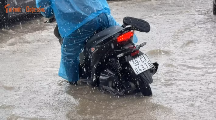 Do mưa ngập suốt nhiều ngày nên mặt đường bị hư hỏng nặng nề. Tại nhiều vị trí xuất hiện hàng loạt hố sâu và rộng. Tuy nhiên, do nước ngập nên người điều khiển phương tiện không thể quan sát dẫn tới hàng loạt trường hợp đã bị sụp hố té ngã...