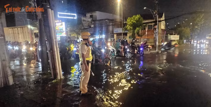 Mưa lớn và kéo dài cũng gây ngập nhiều tuyến đường ở Khu Nam TP HCM.