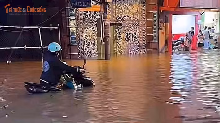 Tuyến đường trên địa bàn TP HCM ngập gần 1m, phương tiện chết máy hàng loạt và người dân phải bì bõm lội nước để trở về nhà.