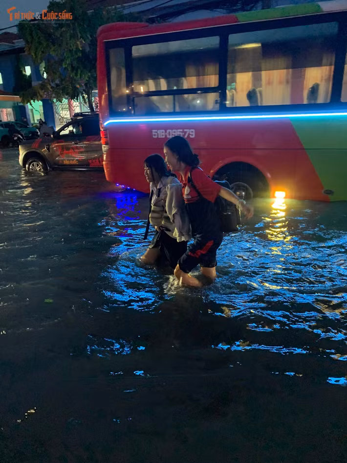 Đường Mã Lò ngập kéo dài gần 1km, nhiều đoạn ngập lút bánh xe máy. Người dân địa phương cho biết, đường Mã Lò có mặt đường thấp, cộng với nước đổ về đây quá nhiều khiến các cống, rãnh không kịp thoát nước.