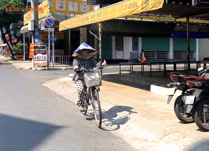 Người lao động quay cuồng trong thời tiết nắng nóng ở TP HCM. Bầu trời trong xanh, nắng gay gắt, nhiệt độ cảm nhận ngoài đường có khi lên đến 43 - 44 độ C.