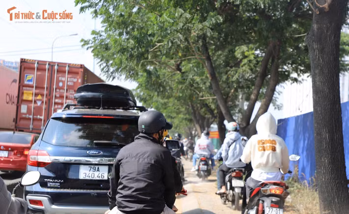 “Trời nắng gắt cộng với kẹt xe làm cho đường về nhà vất vả hơn bao giờ hết”, chị Phạm Thị Hương quê ở Vũng Tàu chia sẻ khi bị kẹt xe ở cửa ngõ phía Đông TP.
