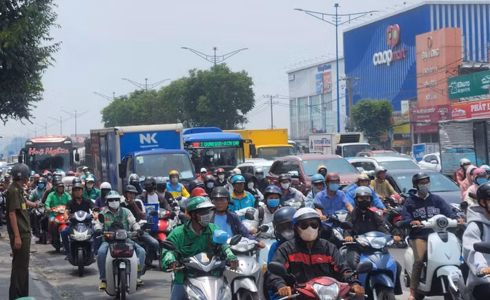 Nhận được tin báo, lực lượng CSGT có mặt phong tỏa hiện trường, điều tiết giao thông qua khu vực. Ảnh hưởng của vụ tai nạn khiến giao thông qua khu vực bị ùn tắc nghiêm trọng.