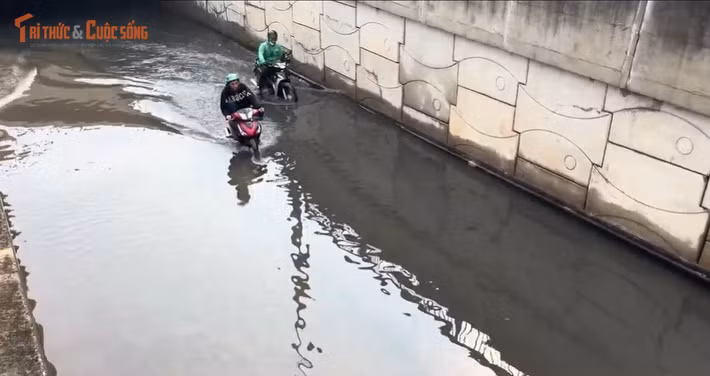 Chiều 15/9, tại hầm chui trước bến xe Miền Đông mới, một đoạn dài trong hầm chui bị ngập nước khiến giao thông hướng từ TP HCM đi Đồng Nai gặp nhiều khó khăn.