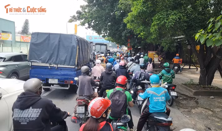 Đến 12h cùng ngày, xe cứu hộ đến cẩu ô tô rời khỏi hiện trường, giao thông qua khu vực dần ổn định trở lại.
