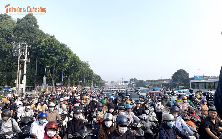 Từ khoảng 7h30 sáng nay 16/9, lượng phương tiện đổ về giao lộ Trường Chinh - Cộng Hòa tăng cao, các dòng xe chen kín mặt đường.