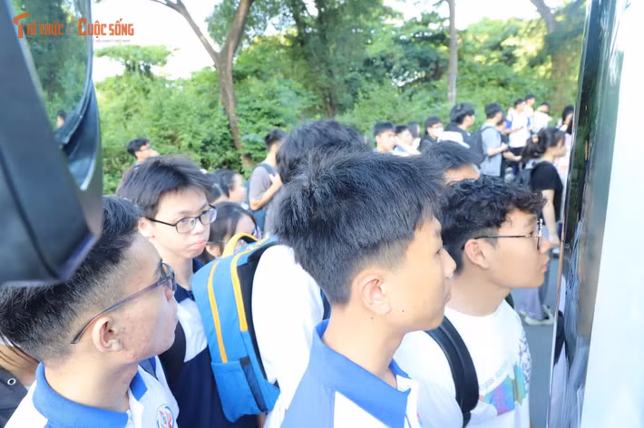 Nhân viên xe buýt thông báo hết chỗ, đóng cửa xe khi nhiều sinh viên vừa tiến đến khu vực lên xuống. Do lượng người đi đông, các sinh viên phải chờ đến chuyến xe sau.