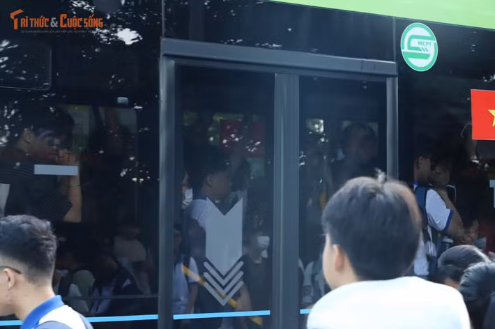 Những chuyến xe xuất phát từ KTX Khu B nhanh chóng kín chỗ, khiến sinh viên tại các trạm phía sau phải đứng chờ trong thời gian dài.