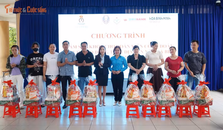 Bên cạnh hoạt động khám sức khoẻ, chương trình còn mang đến nhiều phần quà và dịch vụ hỗ trợ thiết thực cho người dân.