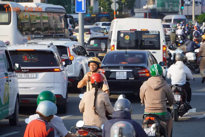 Dòng xe trên Đinh Tiên Hoàng bị dồn lại, trong khi các tuyến đường lân cận như Võ Thị Sáu, Bùi Hữu Nghĩa cũng rơi vào cảnh đông nghẹt. Lực lượng CSGT cùng công an địa phương sau đó có mặt, tổ chức phân luồng và hạn chế phương tiện tiếp cận khu vực cây đổ.