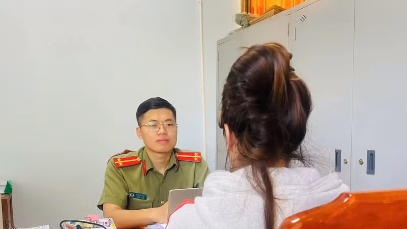 Công an làm việc với người ghép ảnh SGK có bài thơ ‘thịt chó mắm tôm’