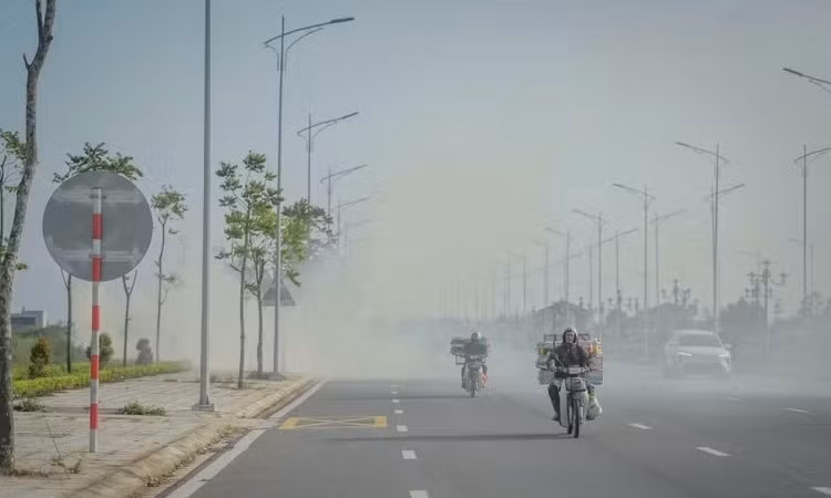 Khói đốt rơm rạ bao phủ đường Nam Định - Lạc Quần