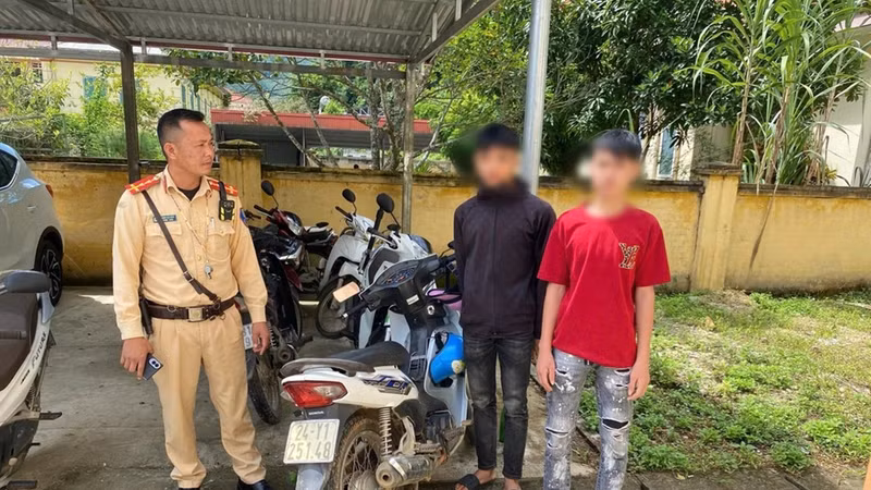 Xử phạt nam thanh niên ở Lào Cai đi xe máy lạng lách, đánh võng 