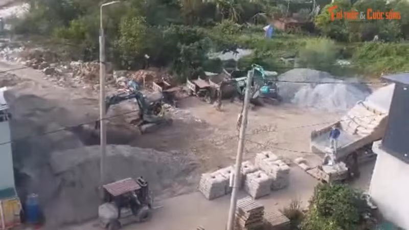 Tại hiện trường các loại máy móc, xe ba bánh phục vụ hoạt động của bãi tập kết vẫn chạy ầm ầm.