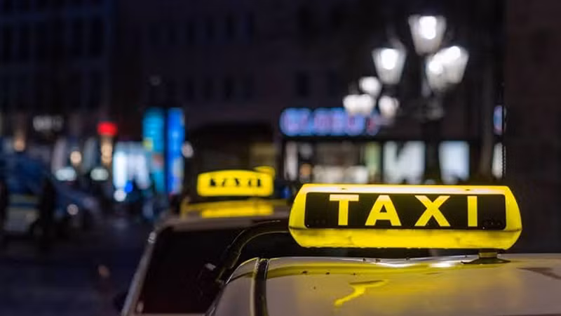 Hà Nội hạn chế taxi, xe hợp đồng dưới 8 chỗ trên phố Khâm Thiên