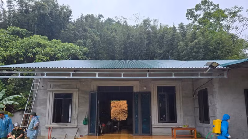 Phú Thọ: Sạt lở đất đá vùi lấp 3 người trong một gia đình