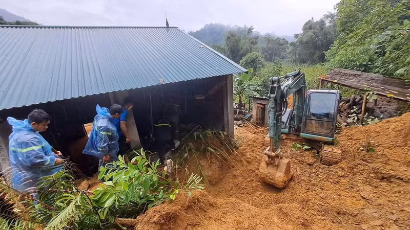 Hiện trường sạt lở đất đá vùi lấp 3 người ở Phú Thọ