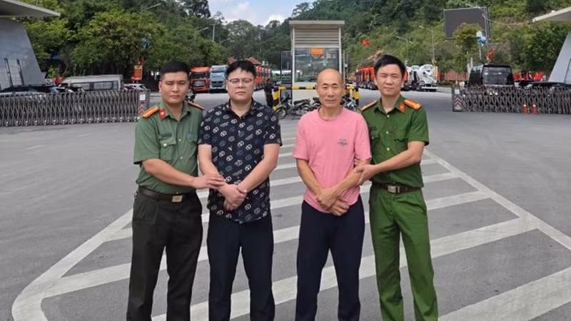 Bắc Ninh bàn giao 2 đối tượng truy nã quốc tế cho công an Trung Quốc