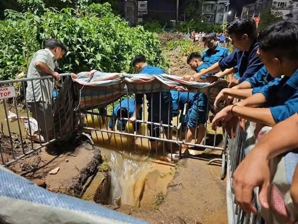 Trách nhiệm vụ nam sinh ngã xuống cống tử vong ở Hà Nội?